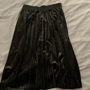 NWOT -black pleated skirt
